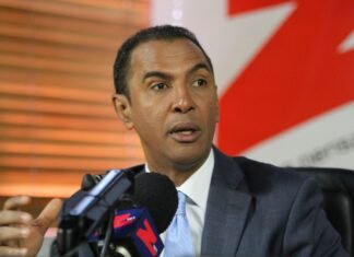 Domingo Contreras deposita ante el Congreso proyecto solucionaría inundaciones en la capital