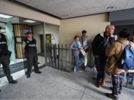 Venezolanos en Ecuador exigen respuestas sobre trámites consulares y pasaportes