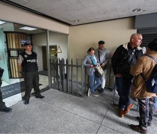 Venezolanos en Ecuador exigen respuestas sobre trámites consulares y pasaportes