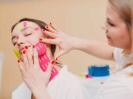 ¿Qué es el face taping, la técnica viral de usar cinta adhesiva en el rostro?