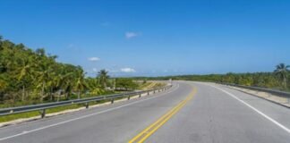 Autopista del Coral: Asfalto sin señalización, un peligro para conductores