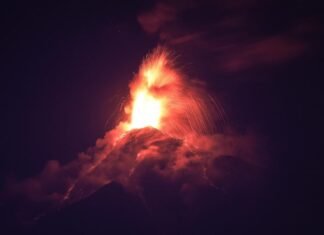 ¡Volcán de Fuego en erupción! 125 familias evacuadas en Guatemala