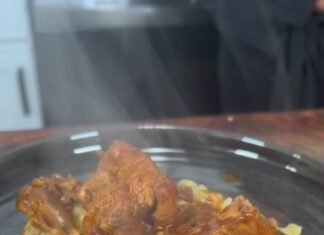 Pollo guisado con pure de plátano: un manjar dominicano