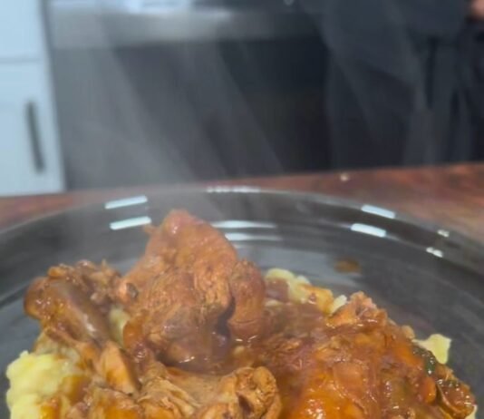 Pollo guisado con pure de plátano: un manjar dominicano