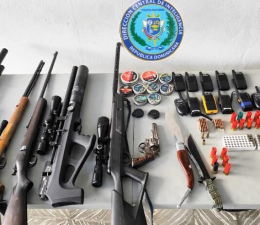 Cae hombre con arsenal de armas ilegales