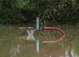 Desastre en EE. UU.: Inundaciones y Tornados Dejan Más de 16 Muertos