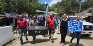 Comunitarios de Dajabón realizan funeral simbólico en reclamo de carretera