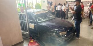 Un vehículo de la ruta de transporte urbano de Santiago perdió el control y colisionó contra la terminal 1 del teleférico de la ciudad, impactando la barandilla y la puerta de acceso a la estación.