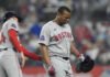 Rafael Devers se niega a jugar primera base y enfrenta al gerente de los Red Sox