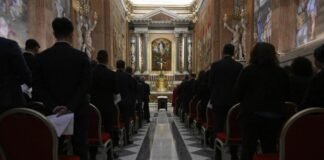 Los cardenales que elegirán al sucesor del papa Francisco ya empiezan a aislarse de todo el mundo