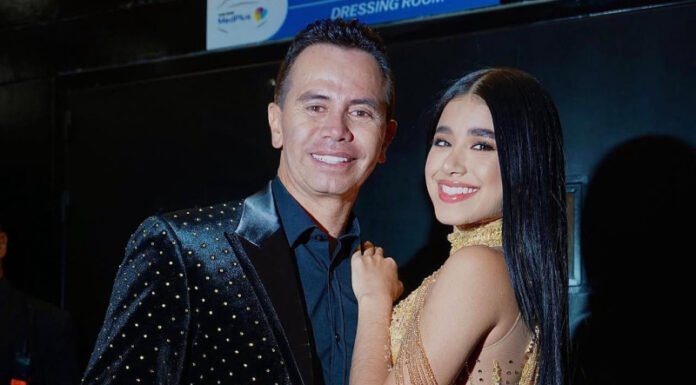 El salsero Jhonny Rivera le pide matrimonio a su novia 30 años menor que él durante un concierto