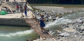 Comunitarios vuelven a construir puente de tablitas en Bayacanes