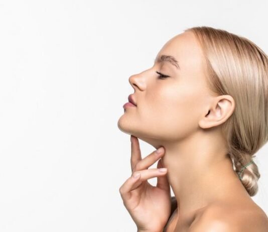 Opciones para estilizar el rostro: del yoga facial a la tecnología estética