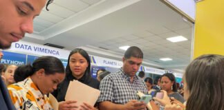 Decenas de personas acuden a una feria de empleos en la PUCMM