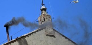 El segundo día de cónclave en el Vaticano comienza con fumata negra