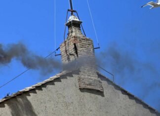 El segundo día de cónclave en el Vaticano comienza con fumata negra