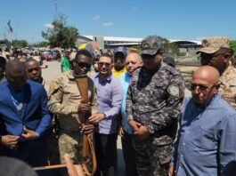 Autoridades haitianas entregan arma de fuego robada a las autoridades dominicanas