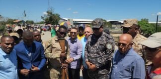 Autoridades haitianas entregan arma de fuego robada a las autoridades dominicanas