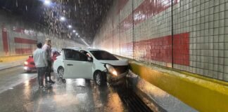 Lluvias provocan que conductora pierda el control y choque contra muro en túnel de Las Américas
