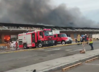 Incendio afecta instalaciones del Merca Santo Domingo