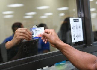 Banreservas sigue cobrando RD$1,900 por renovar licencia a mayores de 65 años, pese a rebaja del 50%