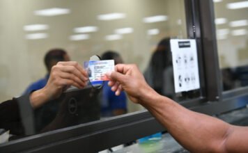 Banreservas sigue cobrando RD$1,900 por renovar licencia a mayores de 65 años, pese a rebaja del 50%