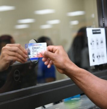 Banreservas sigue cobrando RD$1,900 por renovar licencia a mayores de 65 años, pese a rebaja del 50%