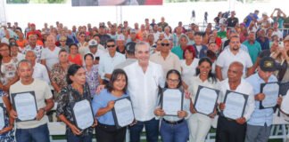 Abinader entregó ayer títulos y soluciones de agua en Santiago