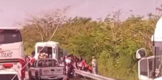 Dos fallecidos y cinco heridos en choque de autobús y camioneta en autovía del Coral