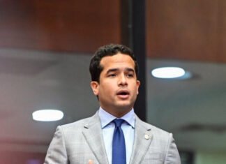 Omar Fernández critica la falta de espacios para menores en las instituciones educativas del país, mientras que el PRM responde a las acusaciones